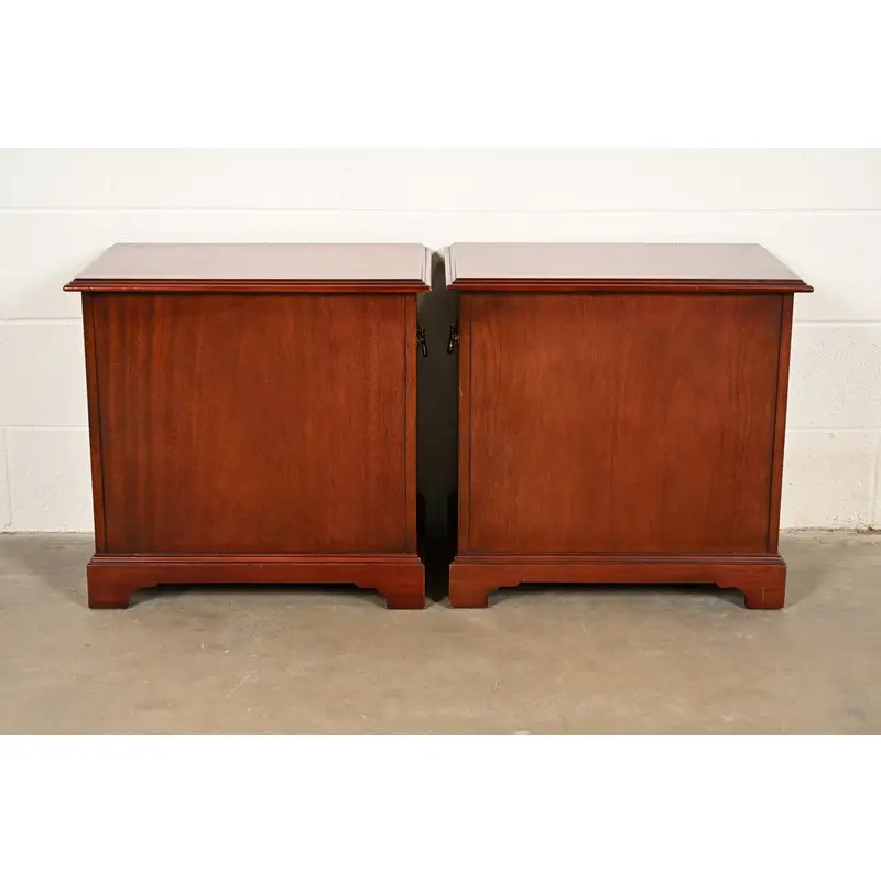 Baker Furniture Georgian Banded Mahogany Bedside Chests, Pair - Image 16